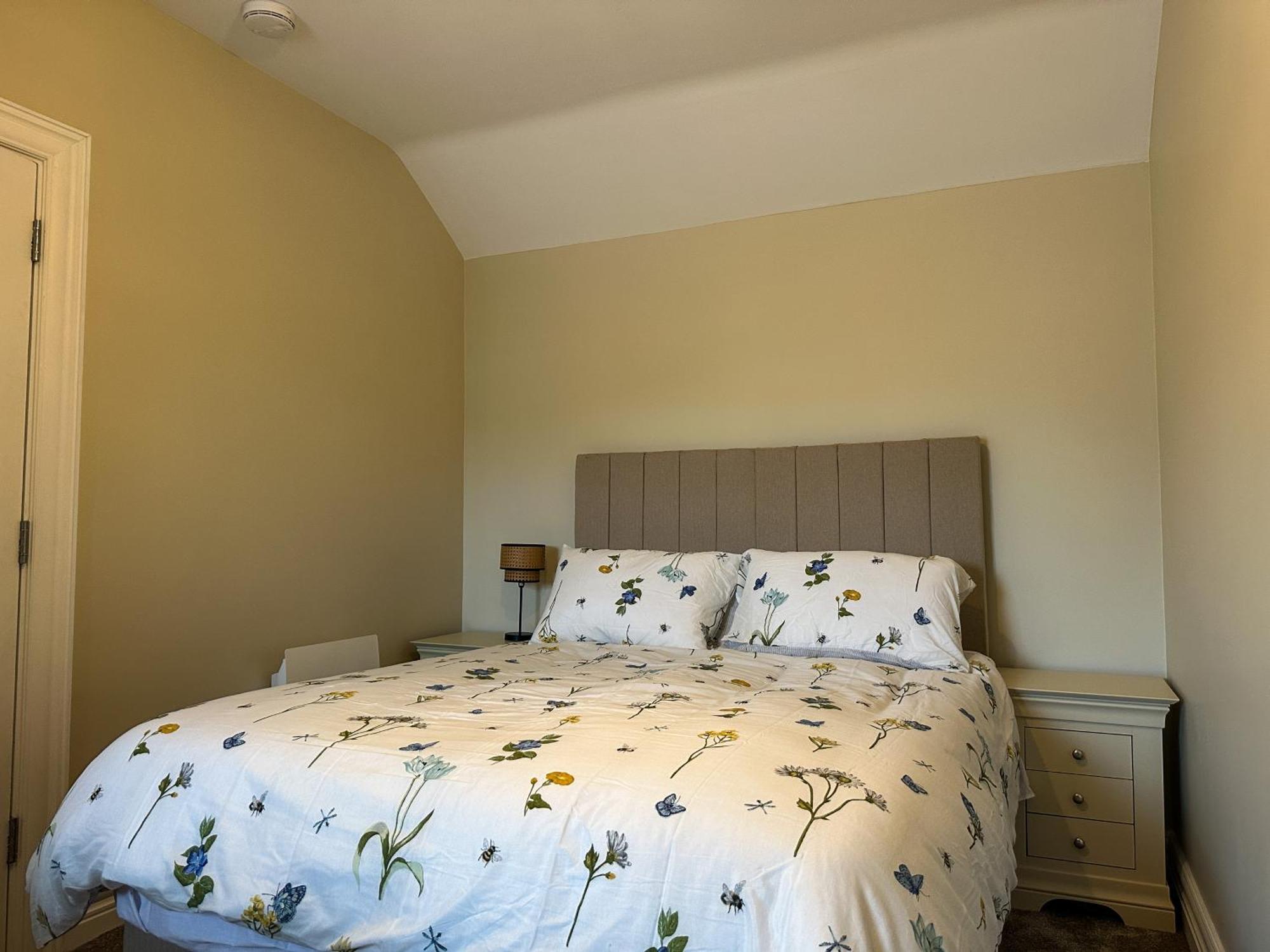 Adams Complex Apartment Тъламор Екстериор снимка